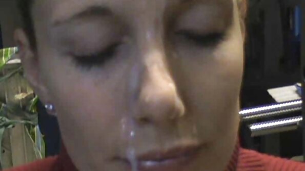 Η έμπειρη αγαπημένη πορνό με μεγάλα βυζιά δίνει ένα τέλειο tugjob