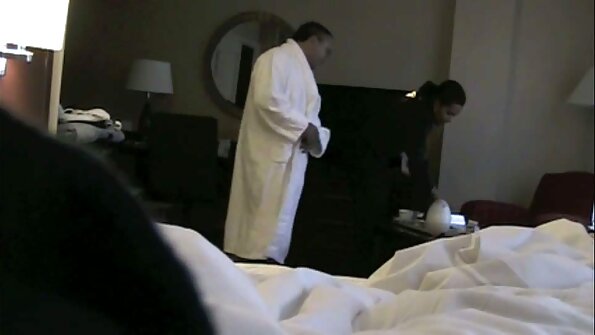 Ο τύπος πληρώνει μετρητά σε έφηβη τενίστρια και τη γαμάει το στόμα