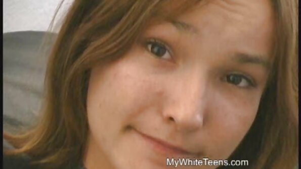 Η άπειρη μελαχρινή λάσι έχει πολύ σφιχτό twat και δεν έχει δουλειά