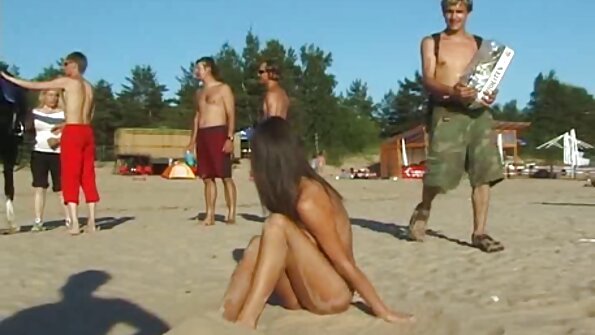 Ο μελαχρινός MILF ενδιαφέρεται μόνο για κάποιο σκληροπυρηνικό χτύπημα