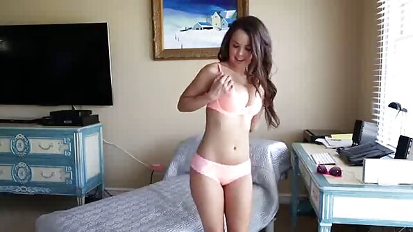 Το άδειο γραφείο δίνει στους ερωτευμένους την ευκαιρία να κάνουν πρωκτικό σεξ