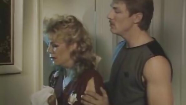 Ενθουσιασμένος καταληψίας τρυπά ενεργά τον καυτό μεσίτη με σέξι μαύρισμα γραμμές