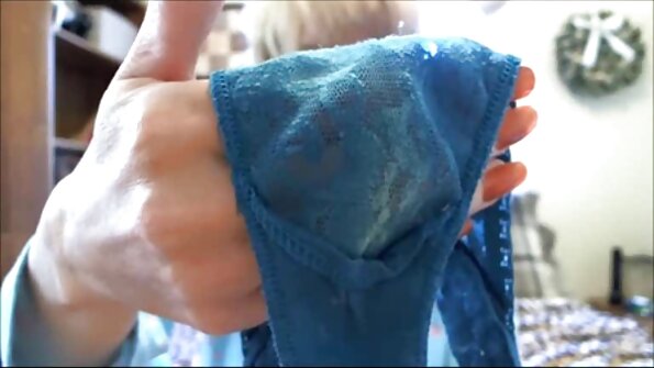 Λίπος κώλος Sophie Dee κάθεται σε μεγάλο μαύρο κόκορα που ανοίγει διάπλατα το μουνί της