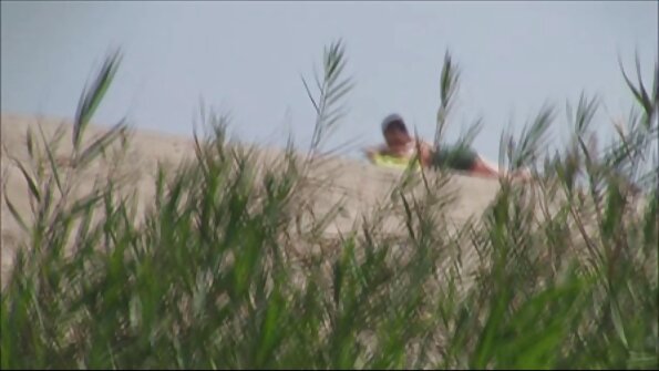 Γυναίκα αυνανίζεται ενώ ένας μαύρος χτυπάει την κοπέλα της