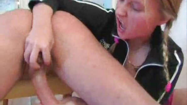 Η Gia Steel λατρεύει το καλοκαίρι να γαμιέται, γι' αυτό τη γαμάει ο πετεινός της πισίνας