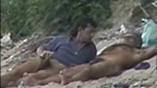 Ο τύπος γαμάει φοβερή γκόμενα και φαίνεται ότι το μουνί της είναι αχόρταγο