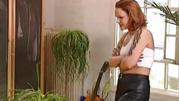 Το Hot milf κάνει πρωκτικό σεξ σε ένα λούνα παρκ έξω δημόσια