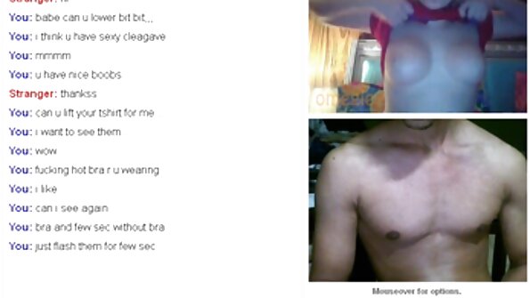 Μακρυμάλλη εφηβικό μέλι με μεγάλες ζουμερές βυτίδες καβαλώντας ένα πουλί