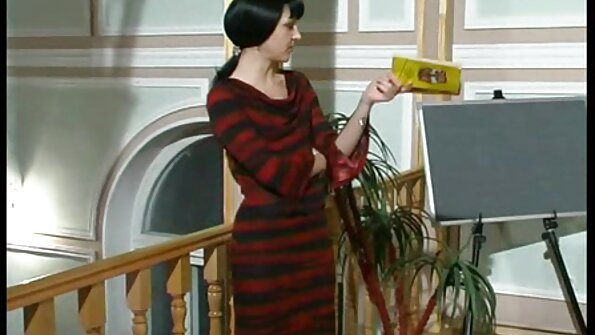 Ο άντρας δεν μπορεί να πάρει τα μάτια της λεπτής θετής κόρης και την κάνει να πιπιλίζει