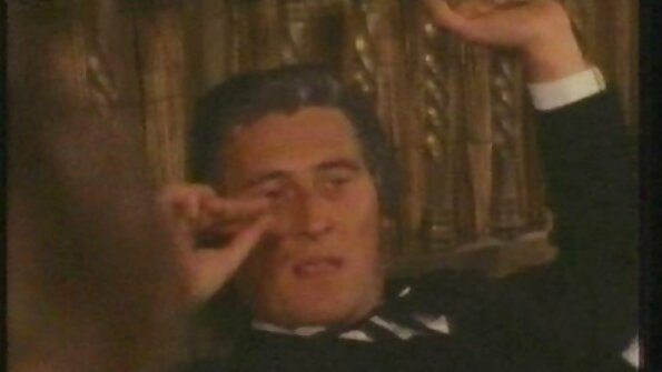 Το μελαχρινό μωρό με το μικρό στήθος ασχολείται με τον κόκορα του θετού αδελφού