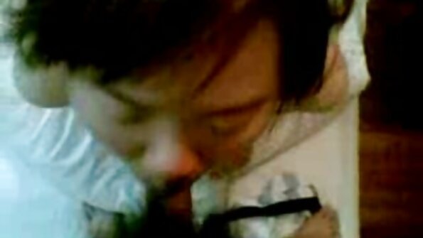 Η αχόρταγη ξανθιά δέχεται διπλή διείσδυση από δύο μάγκες