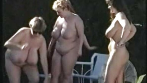 Το MILF δεν πρόκειται να χάσει χρόνο και σαγηνεύει τον έφηβο για σεξ