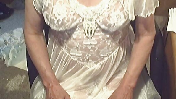 Τρώγοντας μούνι και γάιδαρο ευχαριστεί τις ηλικιωμένες και τις νέες λεσβίες