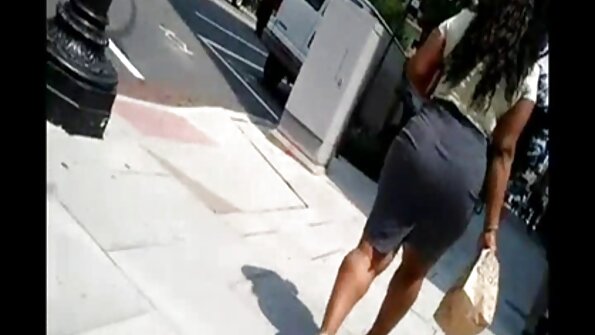 Ο Cutie από πάνω σύρει το πουλί του στην κόλασή της