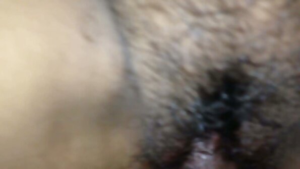 Η βρώμικη νοικοκυρά ουρλιάζει ενώ κάνει σκληροπυρηνικό πρωκτικό σεξ