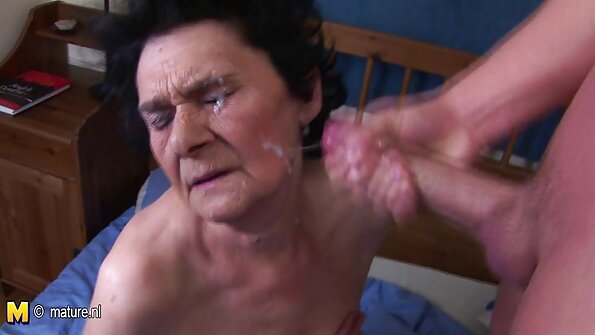 Dirty POV δράση με κούκλα που ασχολείται με απέραντο μαύρο πουλί