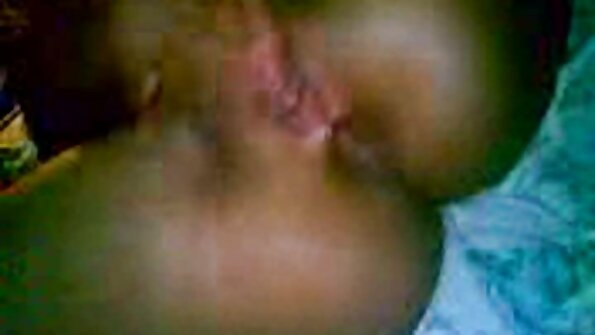 Απαλός αυνανισμός με μικρό dildo από τη σέξι νεαρή bimbo