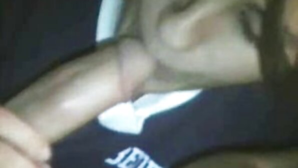 Το πανέμορφο κορίτσι με μια μίνι φούστα χρειάζεται το πουλί του στο βρεγμένο μουνί της