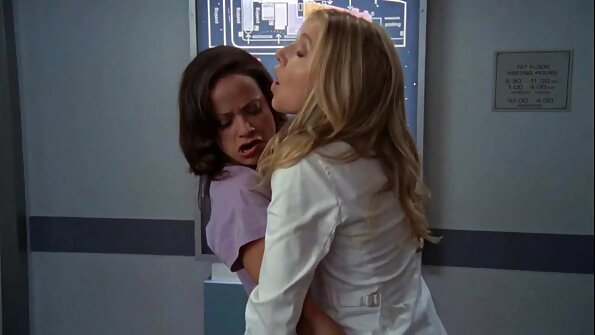 Το υγρό μουνί της γιαγιάς γαμιέται από μυώδης νεαρός άνδρας