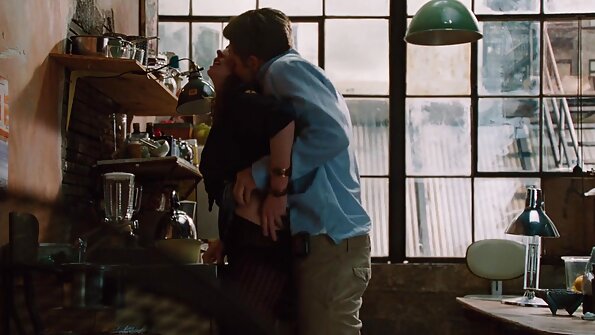 Ο τύπος εκμεταλλεύεται τη σέξι αγάπη και γεμίζει το στόμα της με σπέρμα