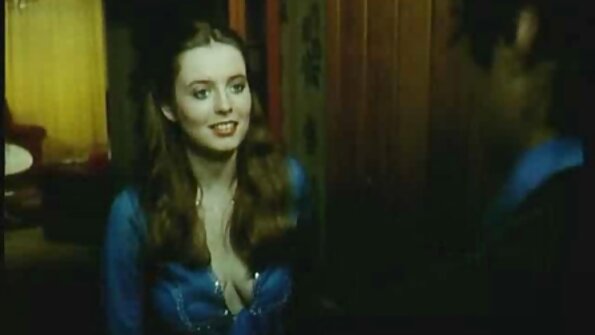 Κερατώδες ζευγάρι έχει ρομαντική σεξουαλική επαφή στον καναπέ