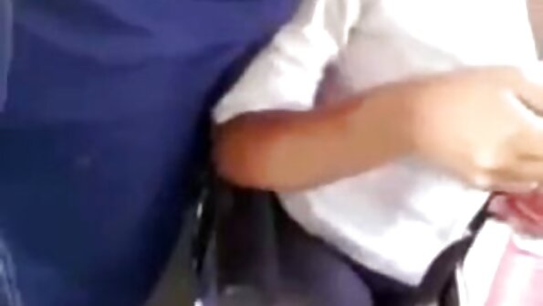 Το μελανωμένο κορίτσι λατρεύει το σκληρό σεξ, επομένως ανήκει σε φαλακρό άνδρα