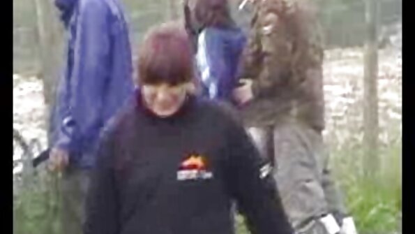 Η ακαταμάχητη ξανθιά απολαμβάνει την πρωκτική σεξ με αυτό το καρφί