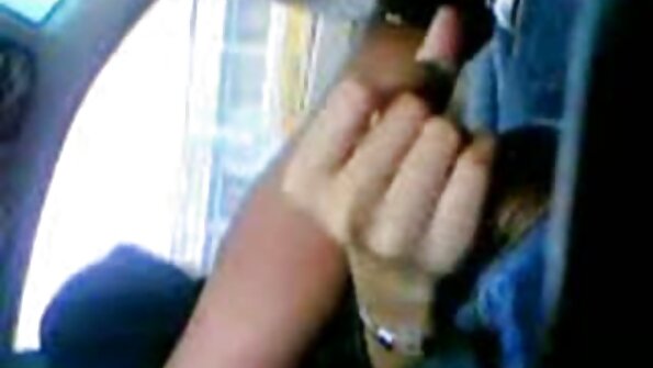 Η Kenzie Reeves σηκώνει τα πόδια ψηλά για να κάνει τον Alexis Fawx να τη γαμήσει