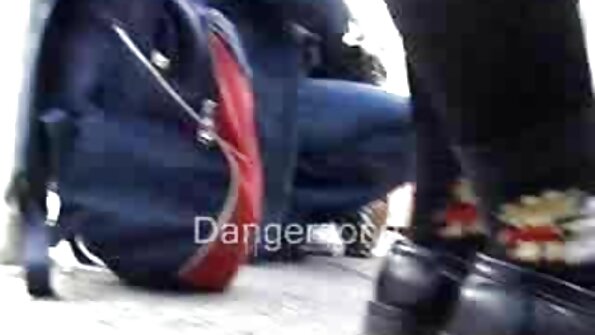 Η λεσβία μαμά τρώει μουνί και κώλο για να ευχαριστήσει το κορίτσι